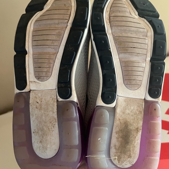 Girls lightly worn shoes. - Picture 2 of 8